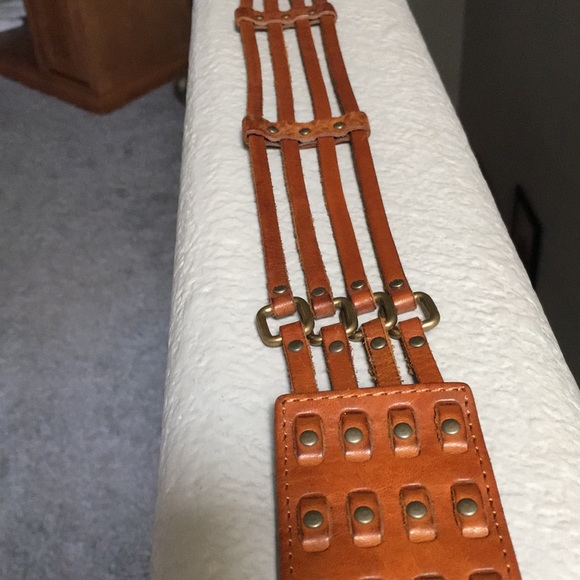 DKNY leather belt . - Picture 3 of 6